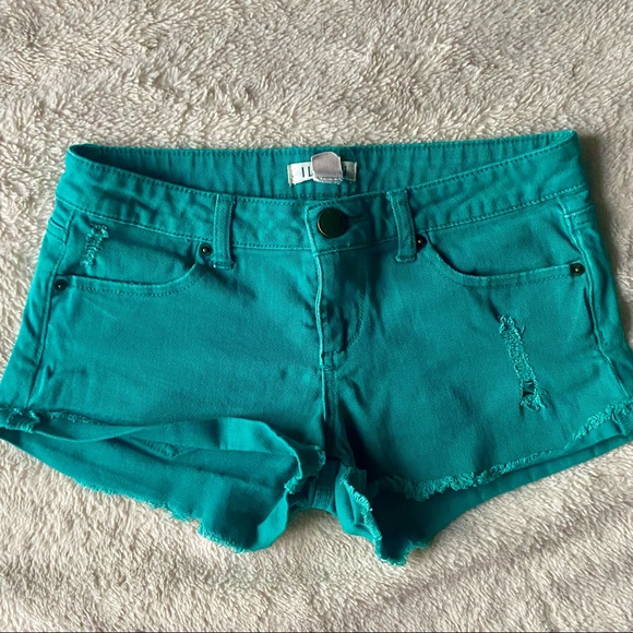 FOREVER 21 GREEN DISTRESSED SHORTS - Picture 13 of 14